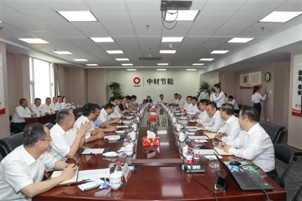 集團(tuán)黨委書(shū)記、董事長(zhǎng)周育先蒞臨中材節(jié)能調(diào)研指導(dǎo)